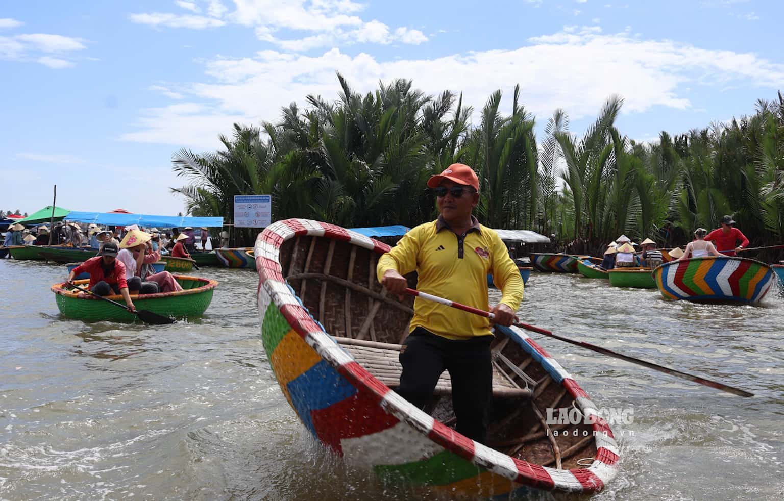 Màn biểu diễn múa thúng tạo điểm nhấn trong hành trình khám phá rừng dừa Bảy Mẫu. Ảnh: Thùy Trang