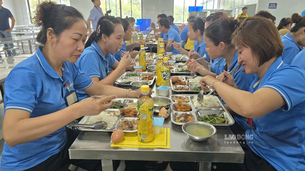 Thanks to the grassroots trade union standing out to negotiate, the value of lunch meals for workers at West Coast Fragrance Co., Ltd. (belonging to Phuc Son Industrial Park, Nam Hoa Lu ward, Ninh Binh province) has been increased to 25,000 VND/portion. Photo: Nguyen Truong