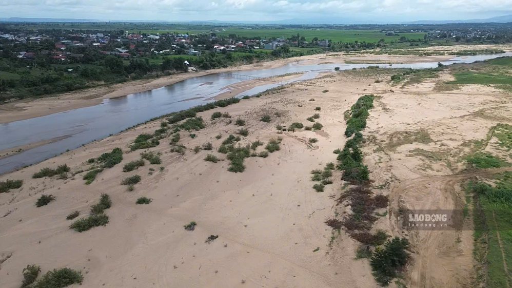 Sand dunes silted up by floods on the Ba River in Gia Lai. Photo: Thanh Tuan