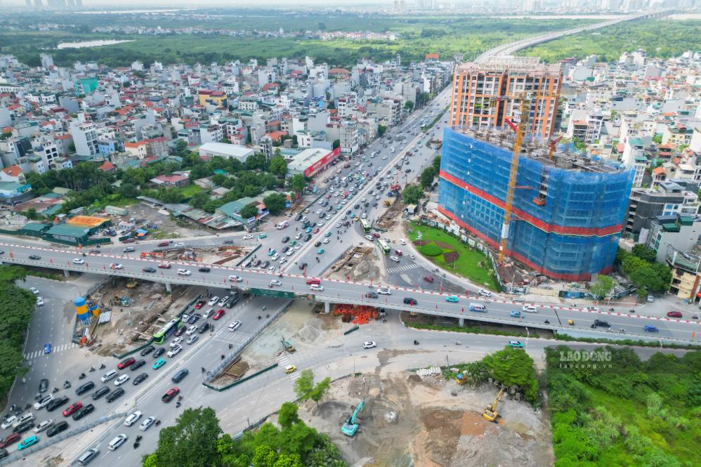 Current status of the Co Linh intersection underpass project - Vinh Tuy bridge access road - Dam Quang Trung road after 9 months from the time of commencement. Photo: Song Huu
