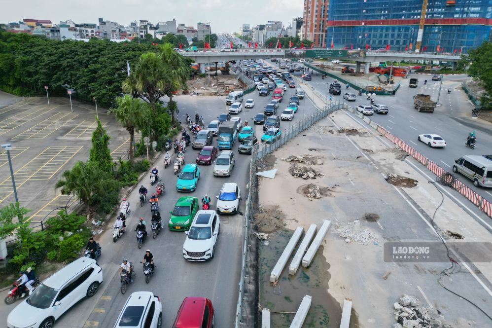 Rào chắn thu hẹp mặt đường khiến việc di chuyển của các phương tiện gặp nhiều khó khăn. Ảnh: Sóng Hữu