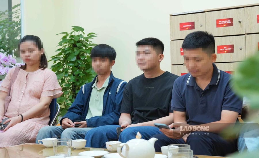 Workers who used to work at Kim Nam - Tech Co., Ltd. (No. 562 Nguyen Van Cu, Long Bien Ward, Hanoi City) came to Lao Dong Newspaper for help because they were owed wages by businesses and did not pay social insurance. Photo: Duc Thien