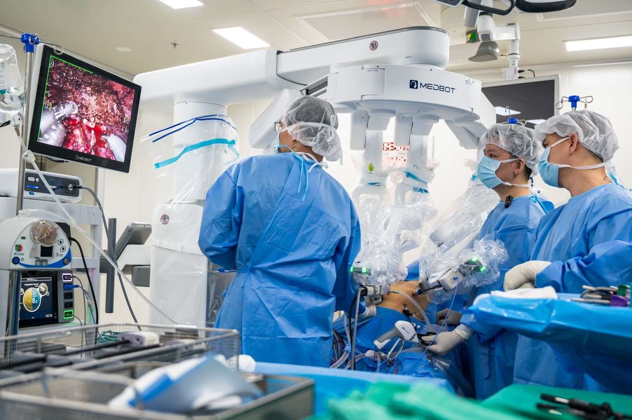 Doctors remotely control a robot to remove the tumor, maximizing the preservation of ovarian parenchyma and fertility for a 15-year-old patient with right ovarian derma. Photo: Hospital provided