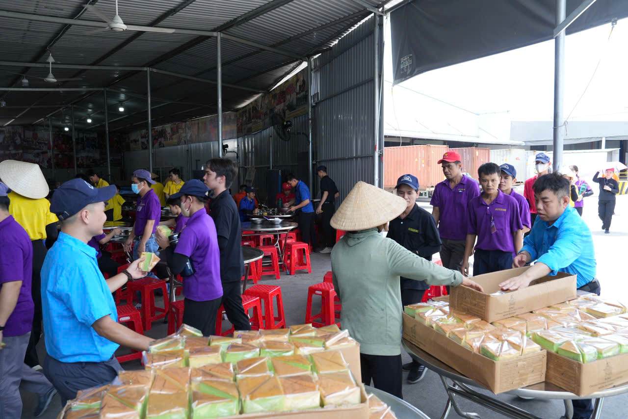 Người lao động nhận bánh ngọt. Ảnh: CĐCS cung cấp