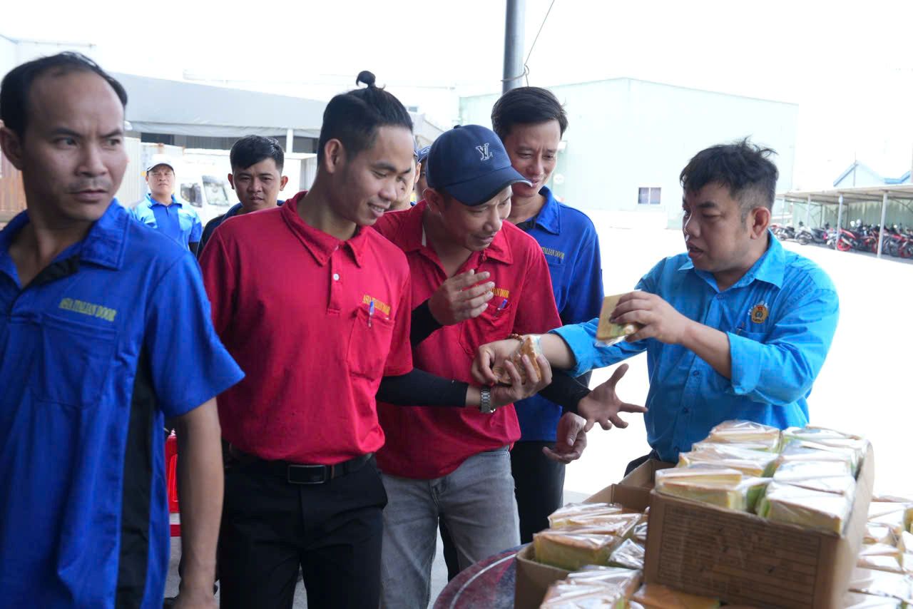 The meal of workers of Cua Y A Chau Engineering Co., Ltd. has additional cakes. Photo: Grassroots Trade Union provided