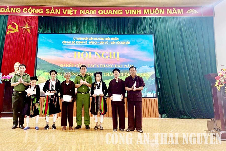 The commander of Phuc Thuan ward police presents gifts to ethnic minority families in particularly difficult circumstances in the area. Photo: Thai Nguyen Provincial Police e-Portal