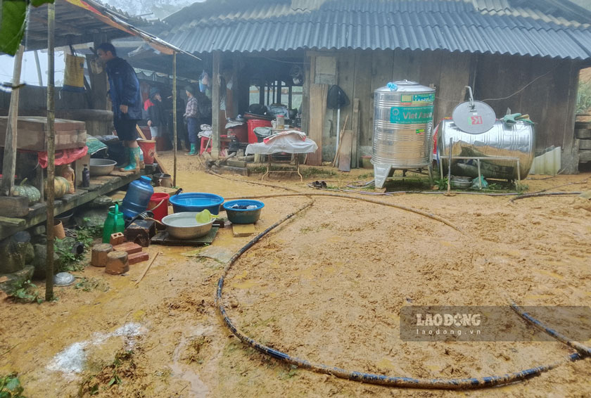 Nhà cửa người dân ngổn ngang sau mưa lũ