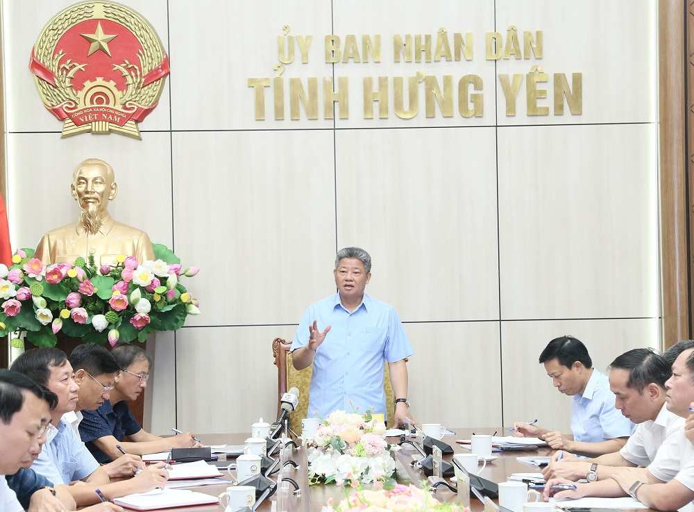 Chairman of Hung Yen Provincial People's Committee Nguyen Manh Quyen speaks at the meeting to hear the report on the plan to build two academies. Photo: Hung Yen Provincial e-Portal