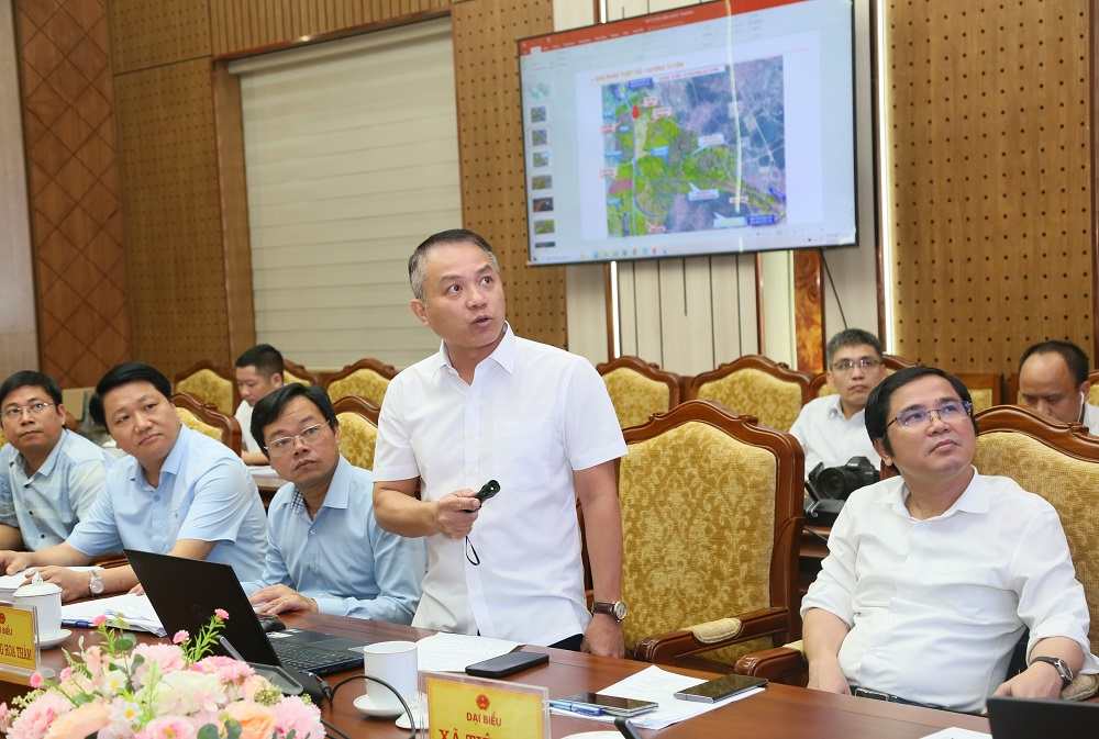 Lãnh đạo Sở Xây dựng báo cáo tại cuộc họp. Ảnh: Cổng TTĐT tỉnh Hưng Yên