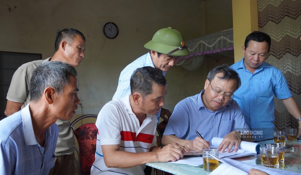Vice Chairman of Quang Tri Provincial People's Committee Le Duc Tien (2nd from right) inspects the reality, dialogues with households affected by the 110kV power line item in the Quang Tri airport project. Photo: Hung Tho