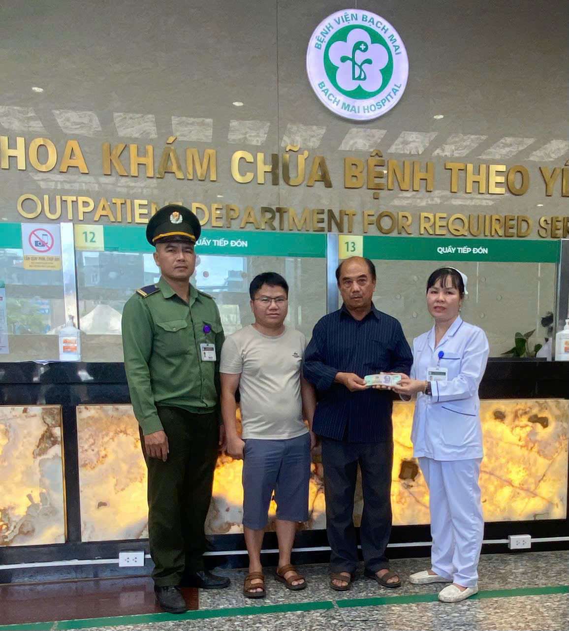 Foreign patients who accidentally dropped nearly 40 million VND at Bach Mai Hospital were fully reimbursed. Photo: Bach Mai Hospital provided
