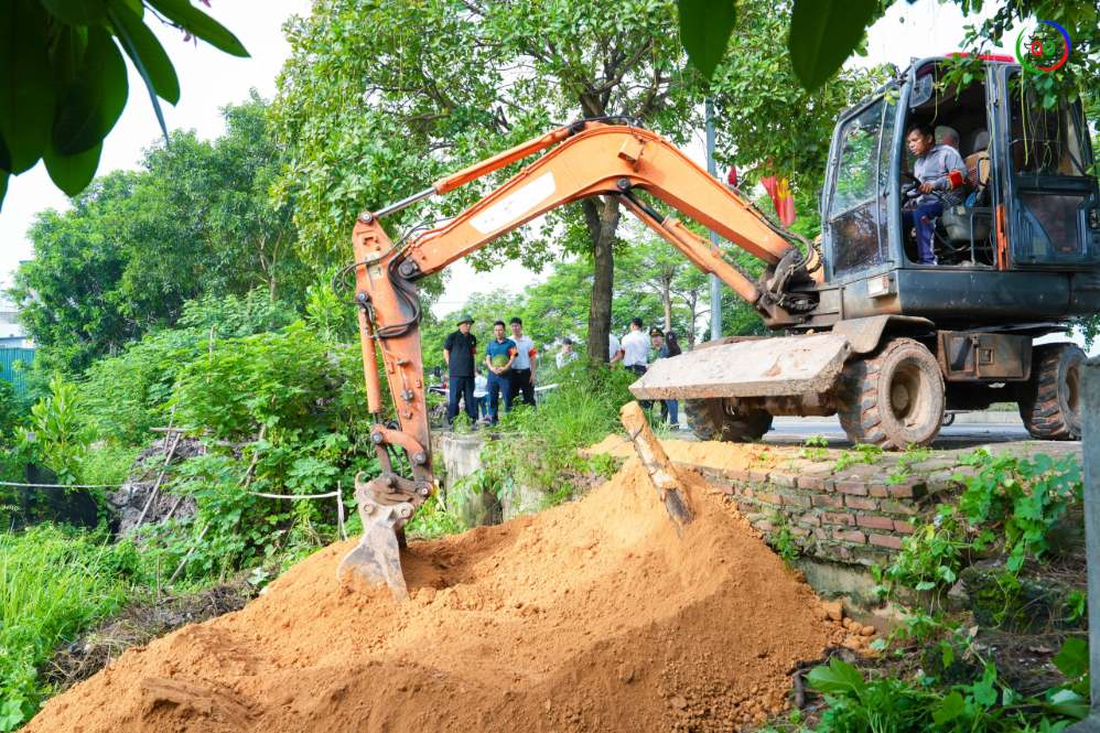 Các lực lượng tham gia cưỡng chế sử dụng xe và phương tiện tiến hành xử lý khu vực cưỡng chế. Ảnh: Trang thông tin điện tử xã Quốc Oai 