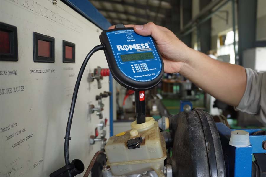 The boiling point of the brake oil reduced due to moisture contamination can make the braking system less efficient, especially when the car frequently goes downhill or brakes suddenly. Photo: NVCC