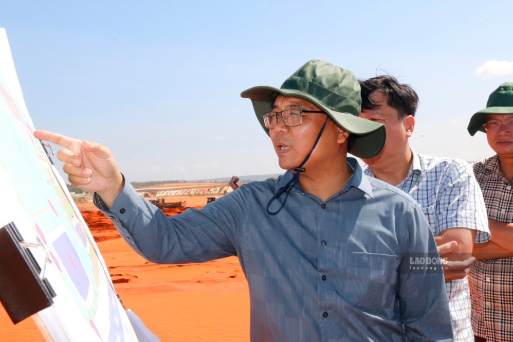 Ông Đặng Hồng Sỹ - Phó Bí thư Thường trực Tỉnh ủy Lâm Đồng kiểm tra hiện trường thi công dự án. Ảnh: Duy Tuấn