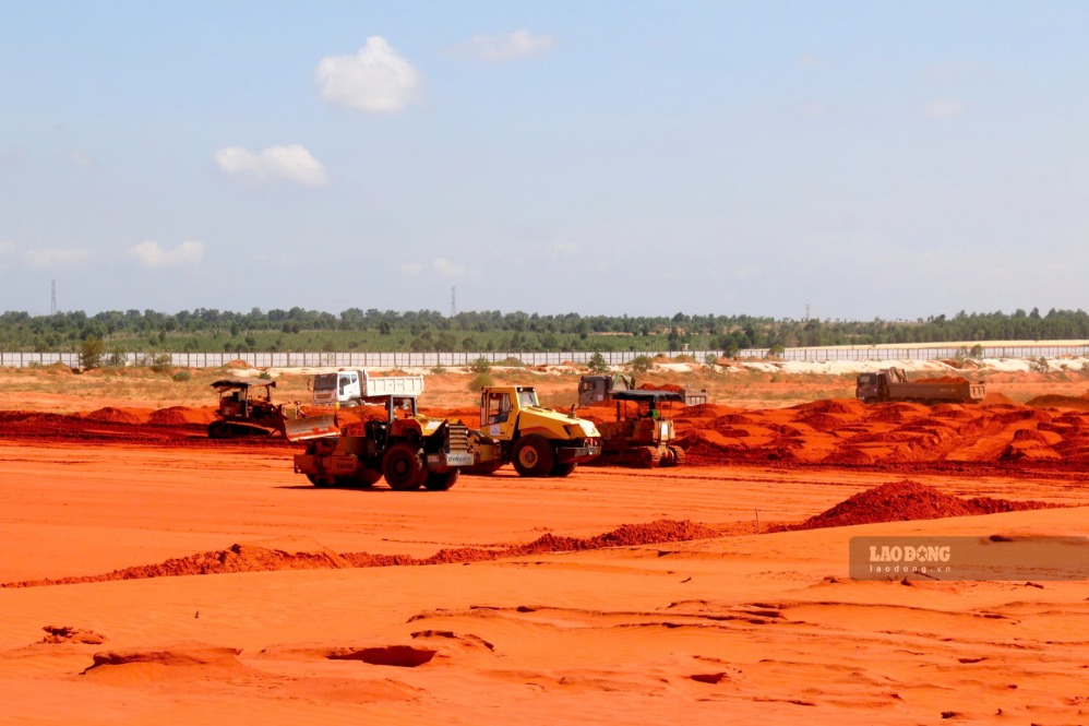 Machinery accelerates construction at the Phan Thiet Airport civil item project. Photo: Duy Tuan