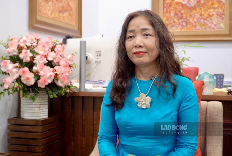 Nhà giáo Ưu tú Nguyễn Phương Hoa - Hiệu trưởng Trường Tiểu học Vĩnh Tuy (phường Vĩnh Hưng, Hà Nội) trao đổi với Báo Lao Động về chủ trương sắp xếp mạng lưới trường lớp. Ảnh: Tường Vân