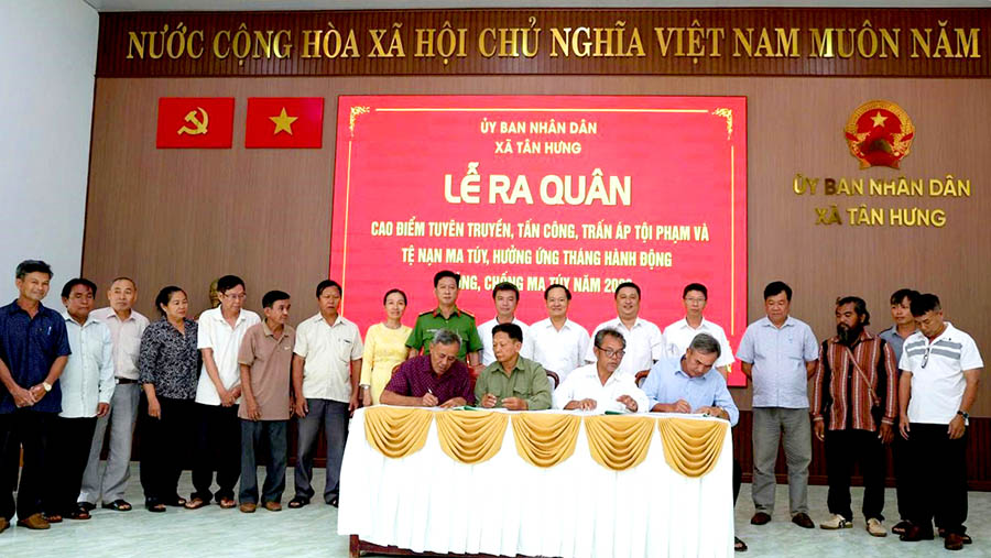 Xã Tân Hưng tổ chức lễ ra quân cao điểm tuyên truyền, tấn công, trấn áp tội phạm và tệ nạn ma túy. Ảnh: Công an TP. Đồng Nai