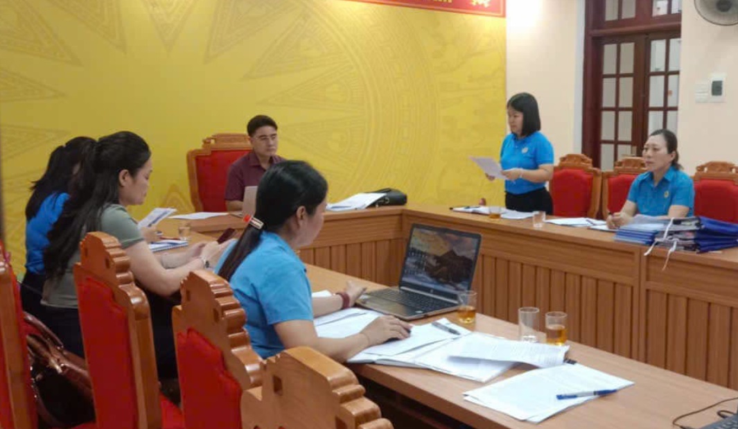 Inspection Team No. 11 of the Provincial Labor Federation Inspection Committee inspects the management of assets and trade union finances in 2025 for some grassroots trade unions under Ha Giang Ward Trade Union 1. Photo: Tuyen Quang Provincial Labor Federation