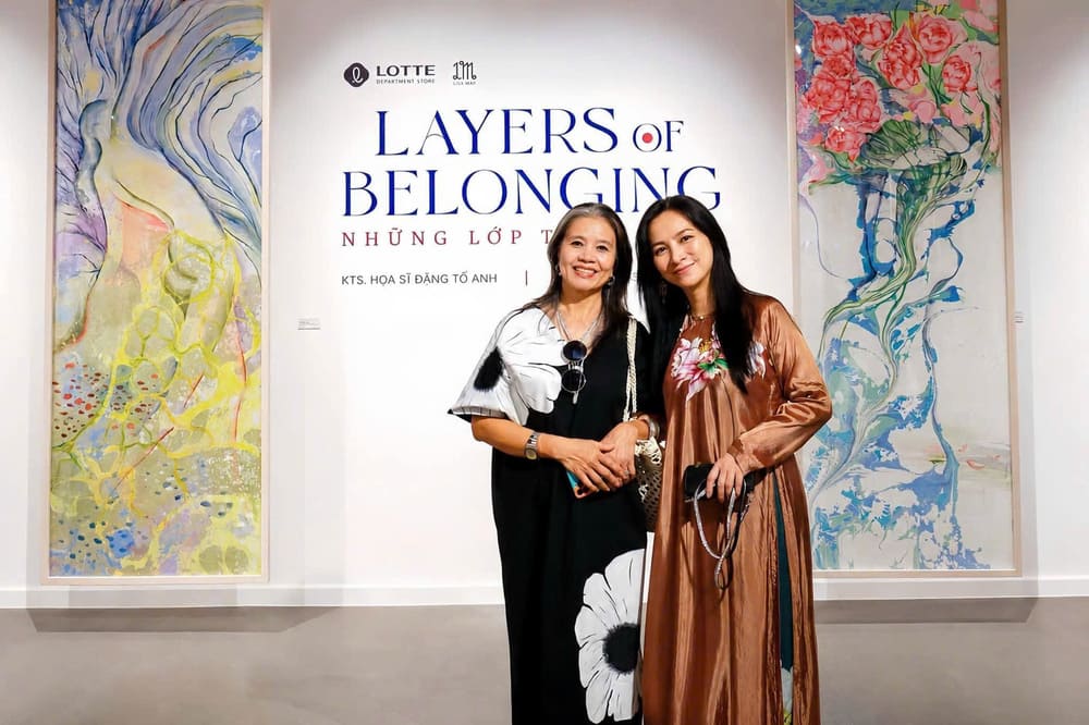 Two artists Dang To Anh and Hoang Phuong Lien introduce the exhibition "Layers of Belonging - Familiar layers" in Hanoi. Photo: Provided by the character