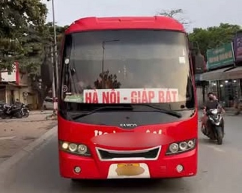 Xe khách chở gần gấp đôi số người theo quy định bị phạt 33 triệu đồng. Ảnh: Cục CSGT