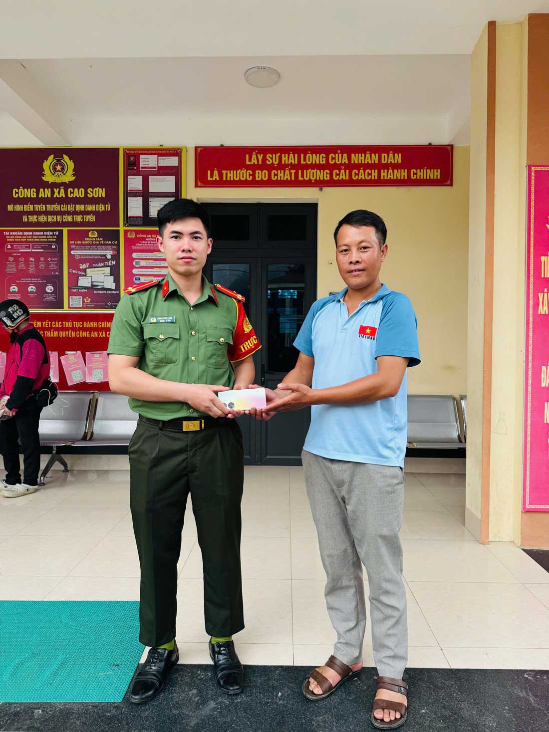 Tiếp nhận tài sản cho công dân tại trụ sở Công an xã Cao Sơn. Ảnh: Công an tỉnh Lào Cai
