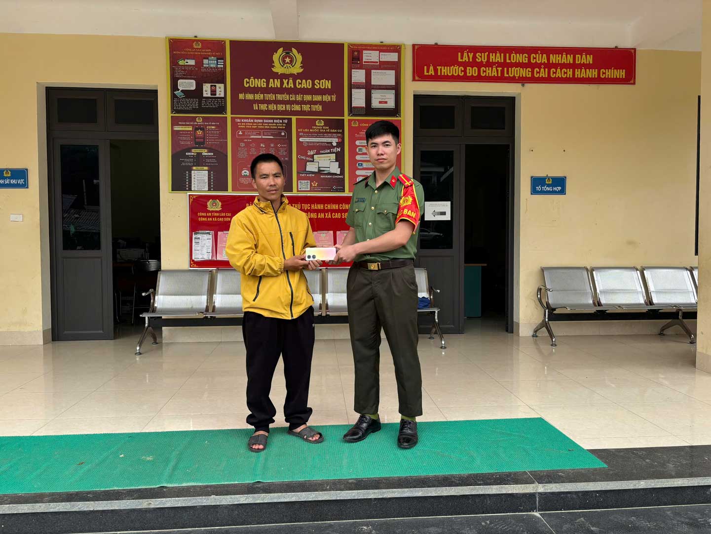 Returning property to citizens at the Cao Son Commune Police headquarters. Photo: Lao Cai Provincial Police
