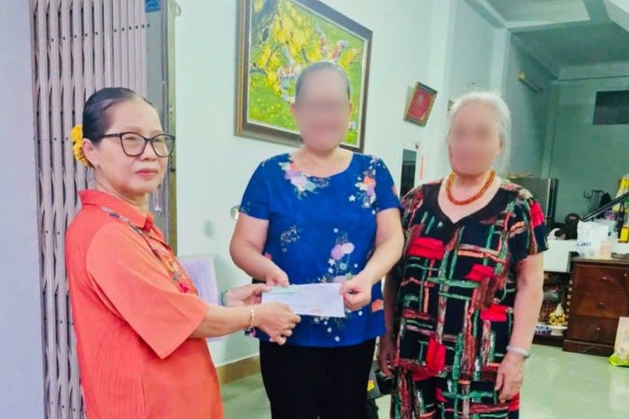 Visiting homes to propagate and send letters inviting people to participate in health check-ups in Quarter 28, Vung Tau Ward. Photo: TTCƯDVC Vung Tau Ward