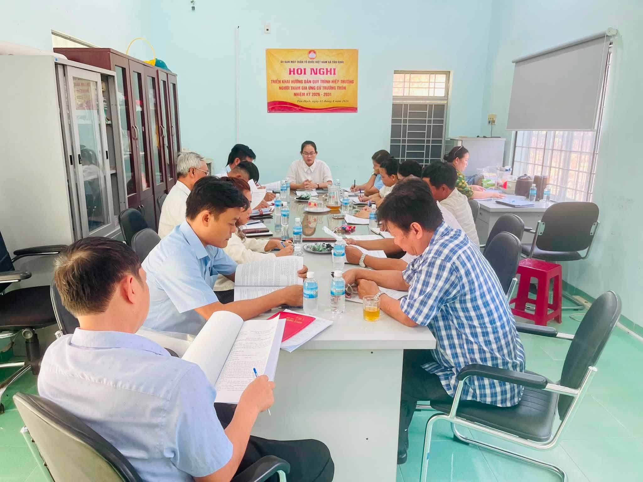 Tan Dinh commune guides the process of consultation to introduce people to participate in the election of Village Heads to the Fatherland Front Committees of villages. Photo: Tan Dinh Commune Fatherland Front