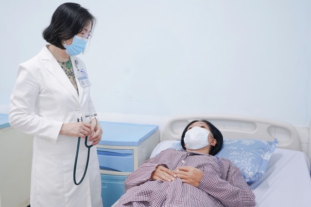 Doctor Huong examines many asthma patients every year. Photo: Provided by Gia Dinh People's Hospital