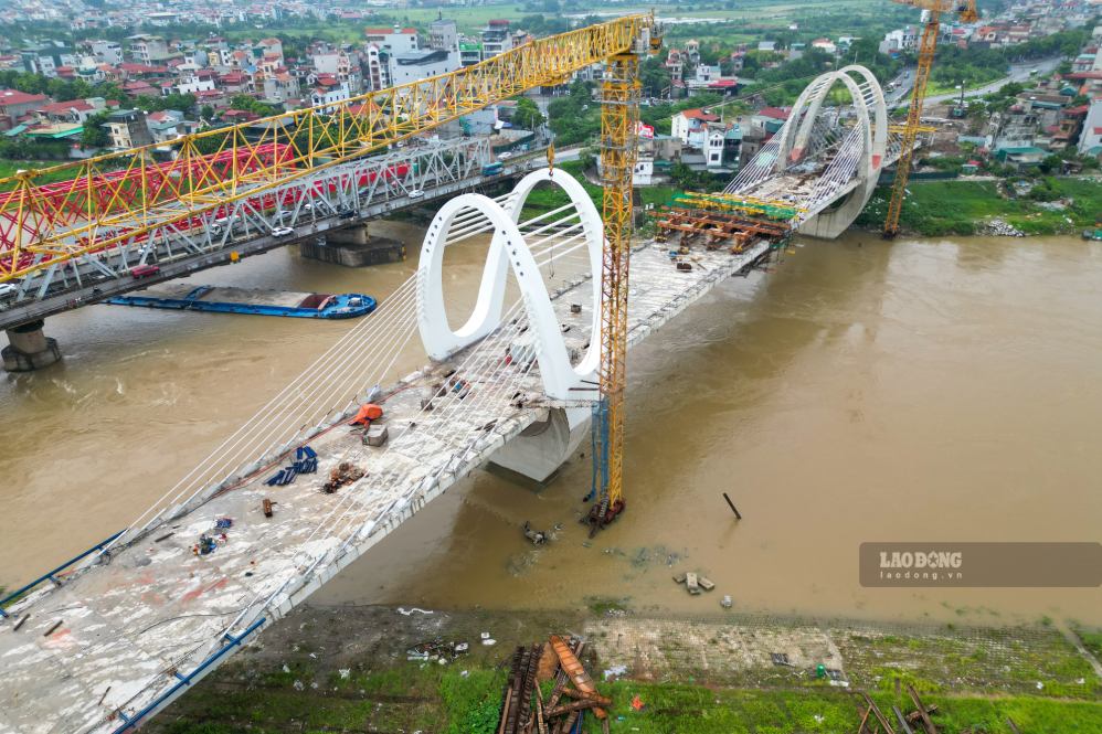 Road bridge across the Duong River (Hanoi) after more than 3 years of construction. Photo: Song Huu