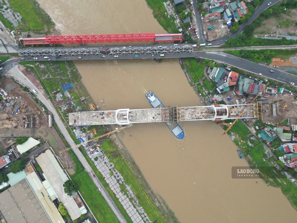 Cầu đường bộ và cầu đường sắt qua sông Đuống. Ảnh: Sóng Hữu 
