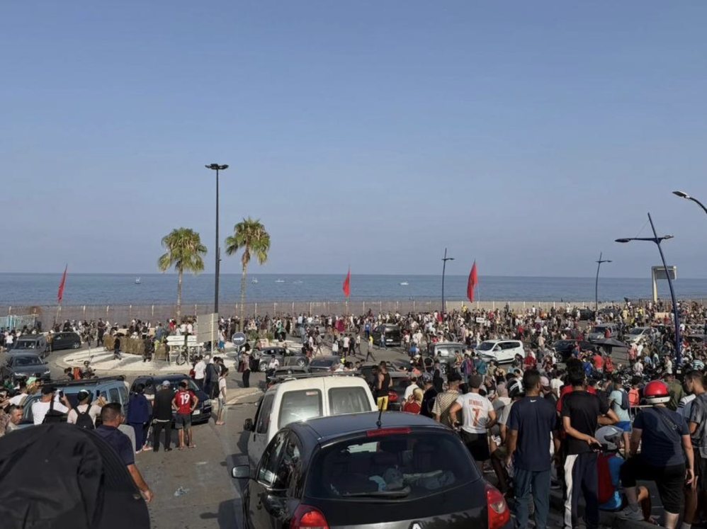 People gather on the Moroccan border adjacent to the Ceuta territory of Spain in North Africa on July 30, 2026. Photo: Xinhua