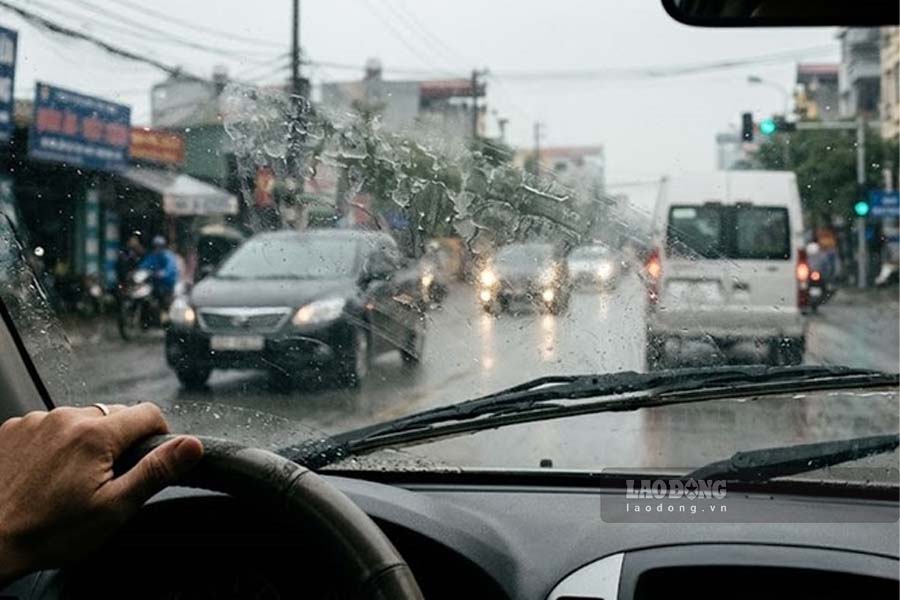 Tips for cleaning car windows circulating online are not necessarily suitable for all cars. Technicians recommend that you need to understand clearly before doing it yourself. Photo: Cat Tien