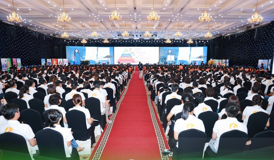 Chương trình “Kiến tạo cuộc đời mới – Đường về hạnh phúc” lần thứ 9 thu hút gần 1.200 khách hàng. Ảnh: Minh Trí Thành