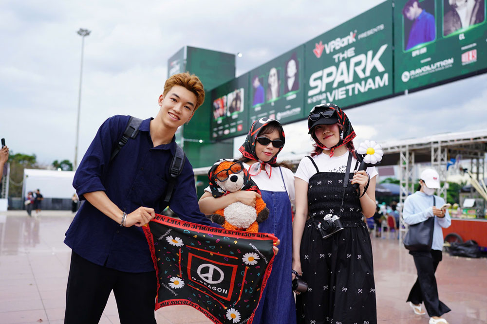Vietnamese audiences participating in the K-Star Spark concert in Vietnam with G-Dragon performing in Hanoi in June 2025. Photo: VP Bank
