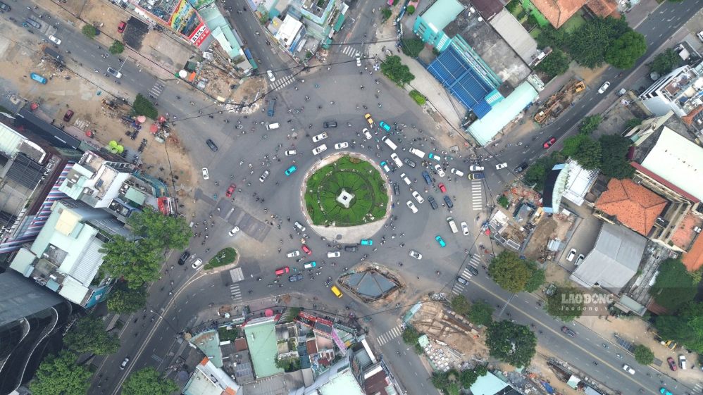 Khu vực nút giao Ngã sáu Công trường Dân Chủ đã hoàn tất mặt bằng phục vụ thi công Metro số 2. Ảnh: Anh Tú