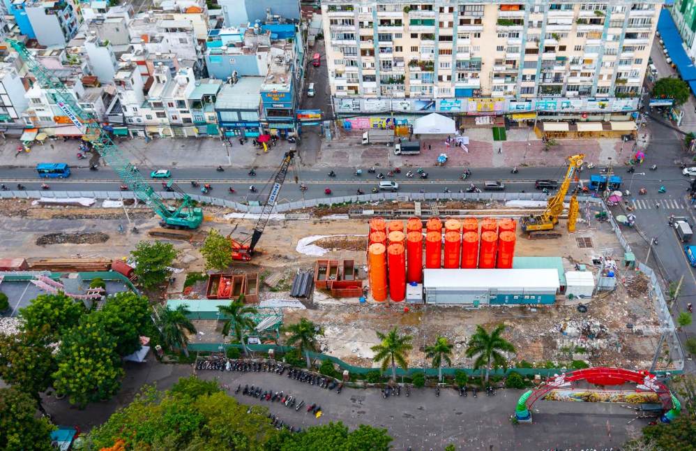 Construction of Le Thi Rieng underground station on Metro line 2 on Cach Mang Thang Tam street. Photo: Mr. Tu