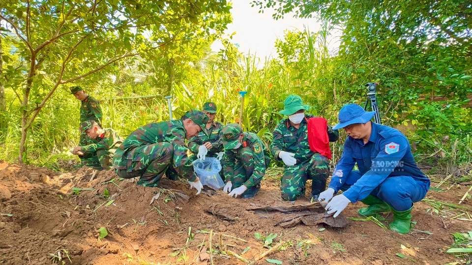 On the first day of repatriation at the temporary cemetery of Nhuan Phu Tan commune, Vinh Long province, functional forces discovered 3 sets of martyrs' remains. Photo: Hoang Loc