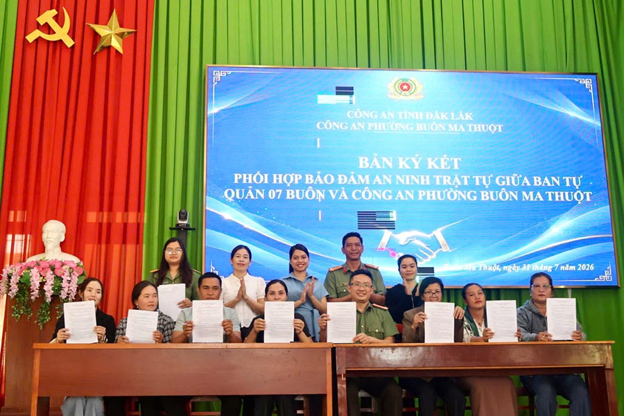 Đại diện ban tự quản các buôn trên địa bàn phường ký kết phối hợp với lực lượng công an phường trong công tác bảo đảm an ninh trật tự. Ảnh: Cổng TTĐT Công an tỉnh Đắk Lắk
