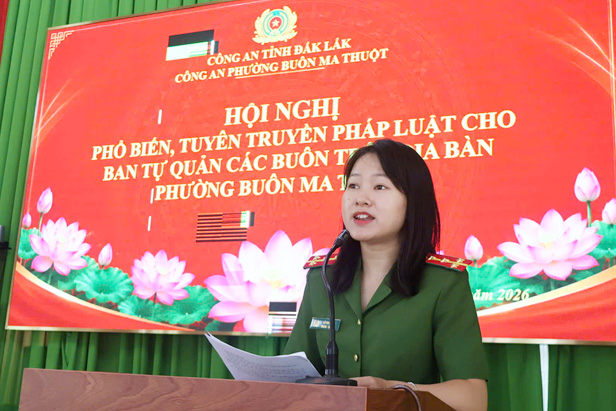 Reporter of Buon Ma Thuot Ward Police propagates and disseminates laws to representatives of ethnic minorities at the conference. Photo: Dak Lak Provincial Police e-Portal