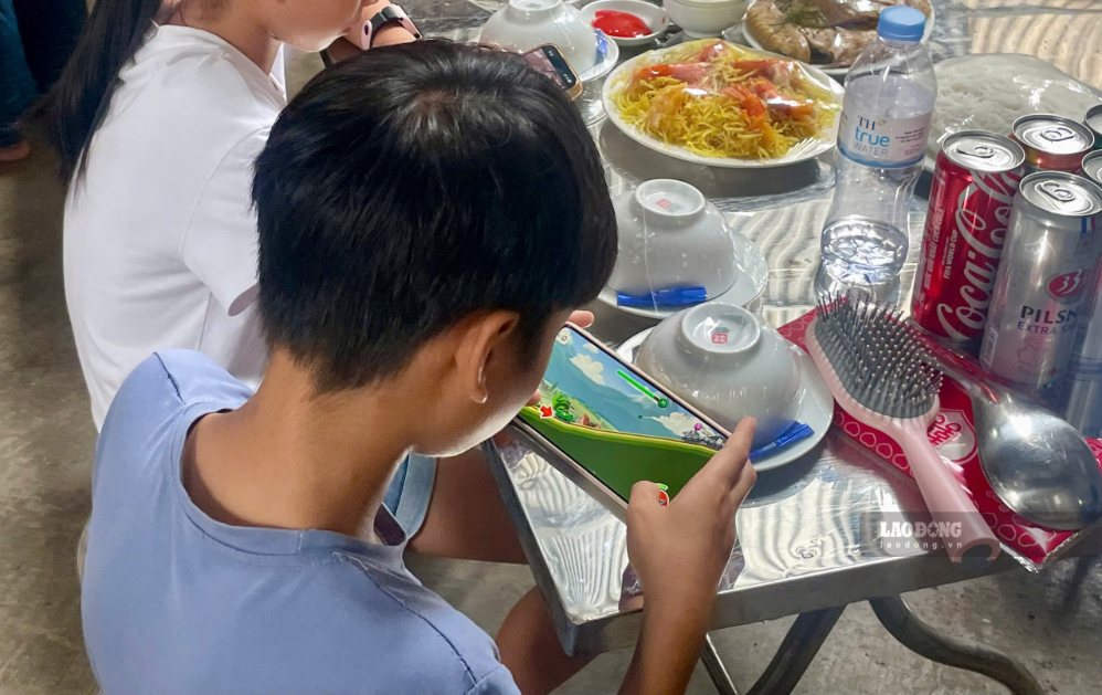Images of young children glued to their phone screens during each meal are becoming popular. Photo: Minh Vu