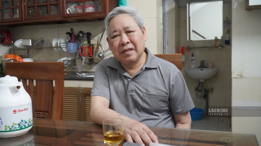 Ông Tuấn cho rằng việc trẻ vừa ăn vừa xem điện thoại có thể ảnh hưởng đến sức khỏe, thị lực và hình thành thói quen phụ thuộc vào thiết bị điện tử từ sớm. Ảnh: Minh Vũ
