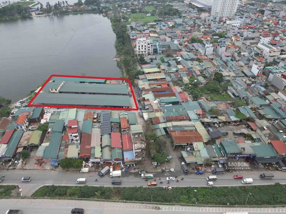 Báo Lao Động từng có loạt bài phản ánh Hà Nội - Khu trưng bày thủy sản 2 tại Sở Thượng, phường Hoàng Mai không có chức năng kinh doanh chợ cá nhưng lại cho các tiểu thương thuê để bán.