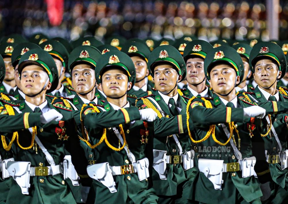 Among the group of subjects admitted to work as civil servants, there are people receiving salaries in the People's Army who are not civil servants. Photo: Pham Dong