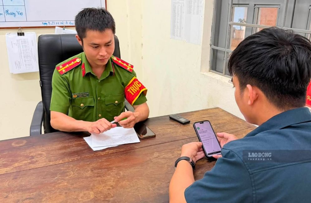 Cua Tung Commune Police guide Mr. Tung Son to return the money to the owner after receiving money from a stranger's account. Photo: Van Hung