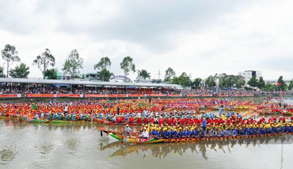 Cần Thơ a prévu d'organiser des activités en réponse à la Journée de la culture vietnamienne (24 novembre) liée au festival Oóc Om Bóc - Course de pirogues Ngo 2026. Sur la photo: les athlètes se concentrent sur la compétition au concours de pirogues Ngo de l'ancienne province de Sóc Trăng en 2023. Photo: Phương Anh.