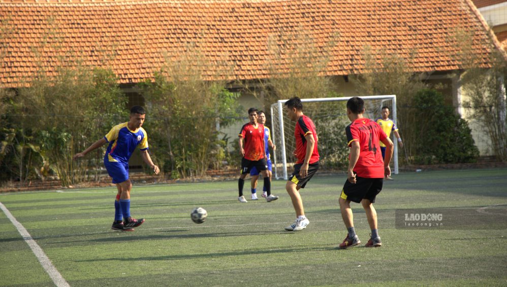 Các vận động viên tranh tài chung kết môn thi bóng đá nam. Ảnh: Phương Linh
