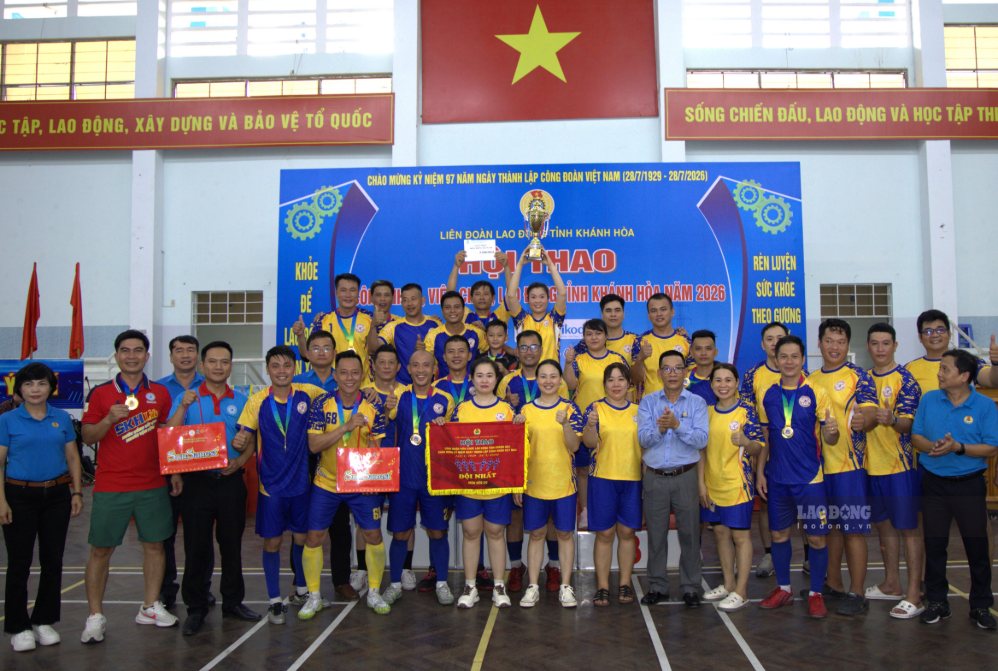 The organizing committee awarded the first prize in football to the grassroots Trade Union of Khanh Hoa Bird's Nest State-Owned Company Limited. Photo: Phuong Linh