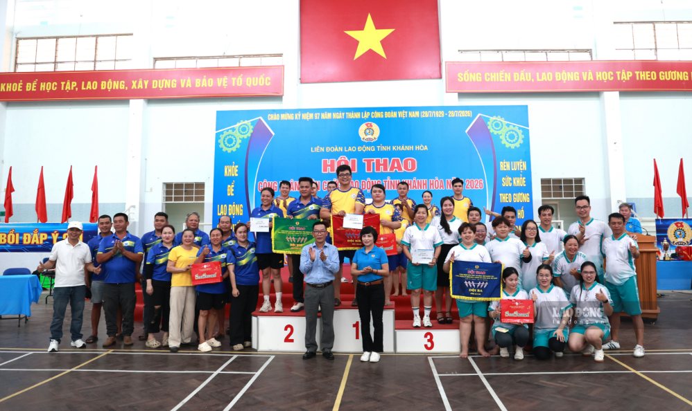 Ban tổ chức trao giải nhất, nhì, ba cho các đội xuất sắc môn thi kéo co. Ảnh: Phương Linh