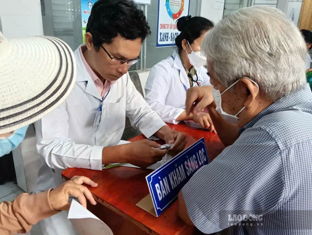 Chăm sóc sức khoẻ cho người già tại Cà Mau. Ảnh: Nhật Hồ.